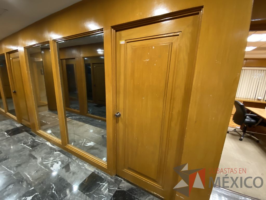 Lote 051 - Cancel de madera con 2 hojas de vidrio y puerta de madera con manija metálica