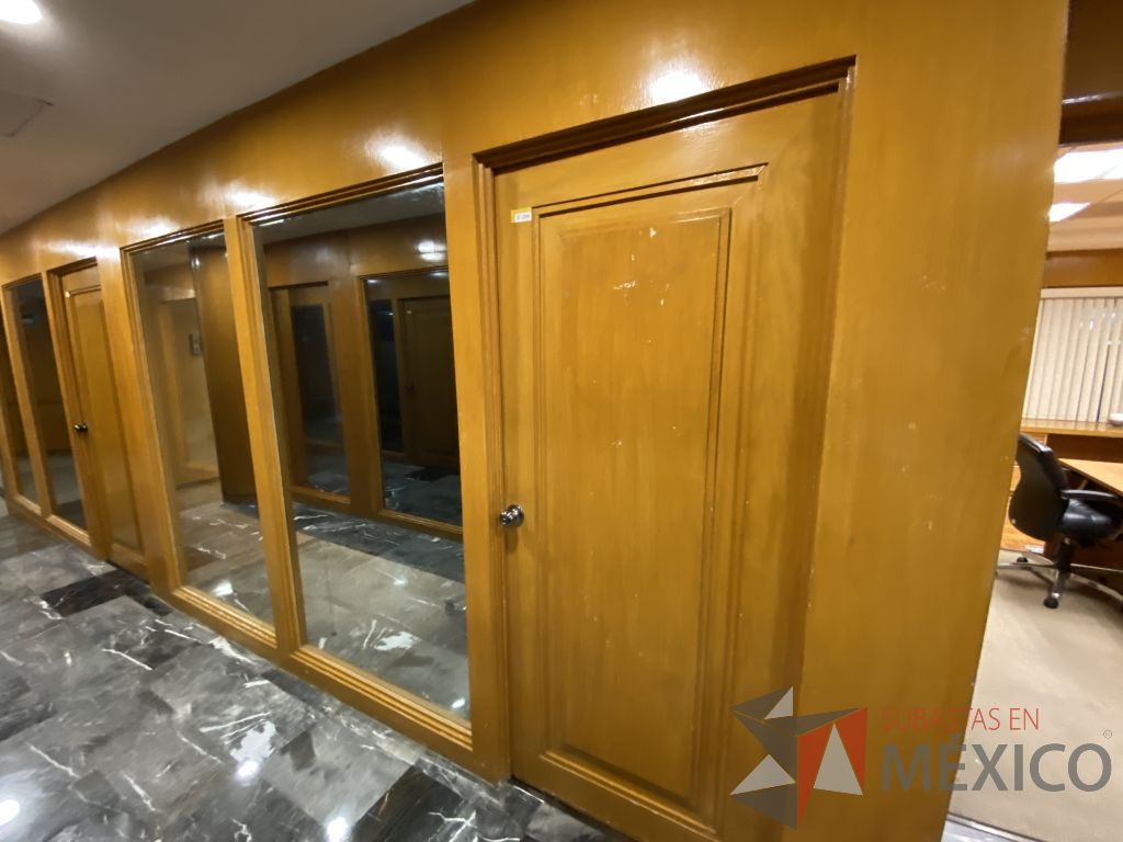 Lote 051 - Cancel de madera con 2 hojas de vidrio y puerta de madera con manija metálica - Imagen 7