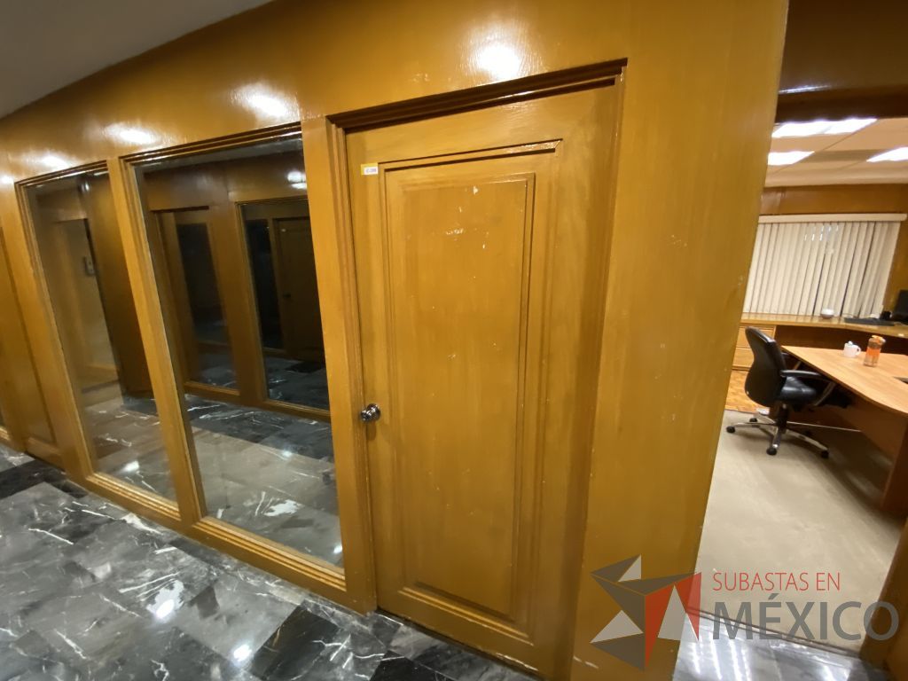 Lote 051 - Cancel de madera con 2 hojas de vidrio y puerta de madera con manija metálica - Imagen 8