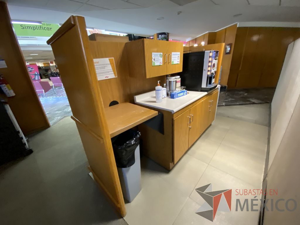 Lote 024 - Cocineta tipo madera con gabinete de 4 puertas, gabinete superior de 2 puertas y cubierta tipo mármol