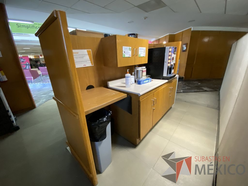 Lote 024 - Cocineta tipo madera con gabinete de 4 puertas, gabinete superior de 2 puertas y cubierta tipo mármol - Imagen 4