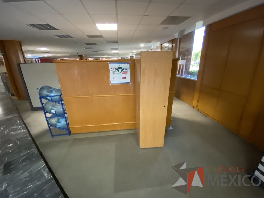Lote 024 - Cocineta tipo madera con gabinete de 4 puertas, gabinete superior de 2 puertas y cubierta tipo mármol - Imagen 5