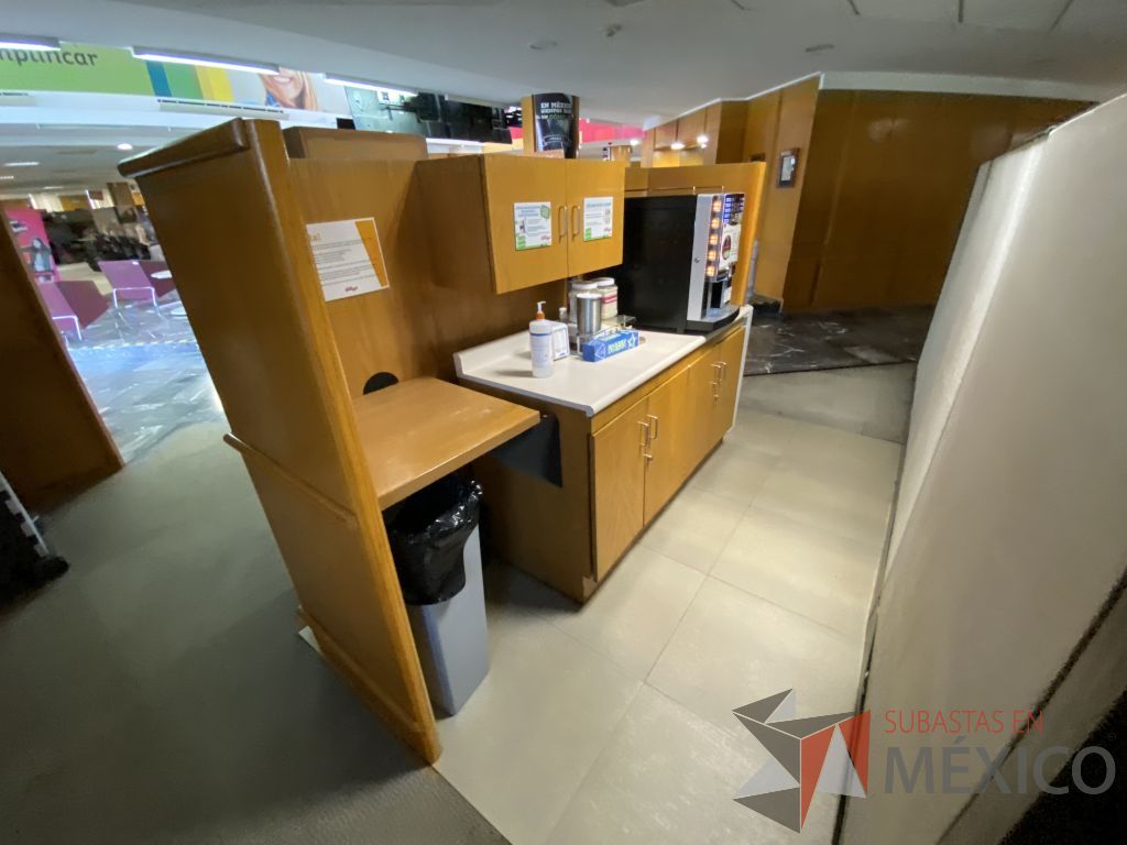 Lote 024 - Cocineta tipo madera con gabinete de 4 puertas, gabinete superior de 2 puertas y cubierta tipo mármol - Imagen 6