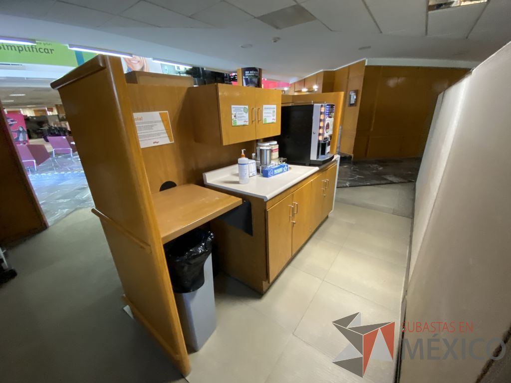 Lote 024 - Cocineta tipo madera con gabinete de 4 puertas, gabinete superior de 2 puertas y cubierta tipo mármol - Imagen 7