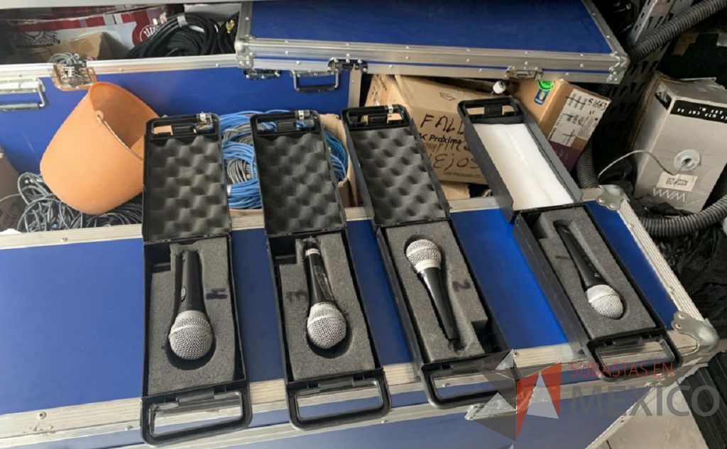 Lote 041 - 4 Micrófonos alambricos Shure con estuche individual de plástico; 4 cables Cánon genéricos de 2.00m