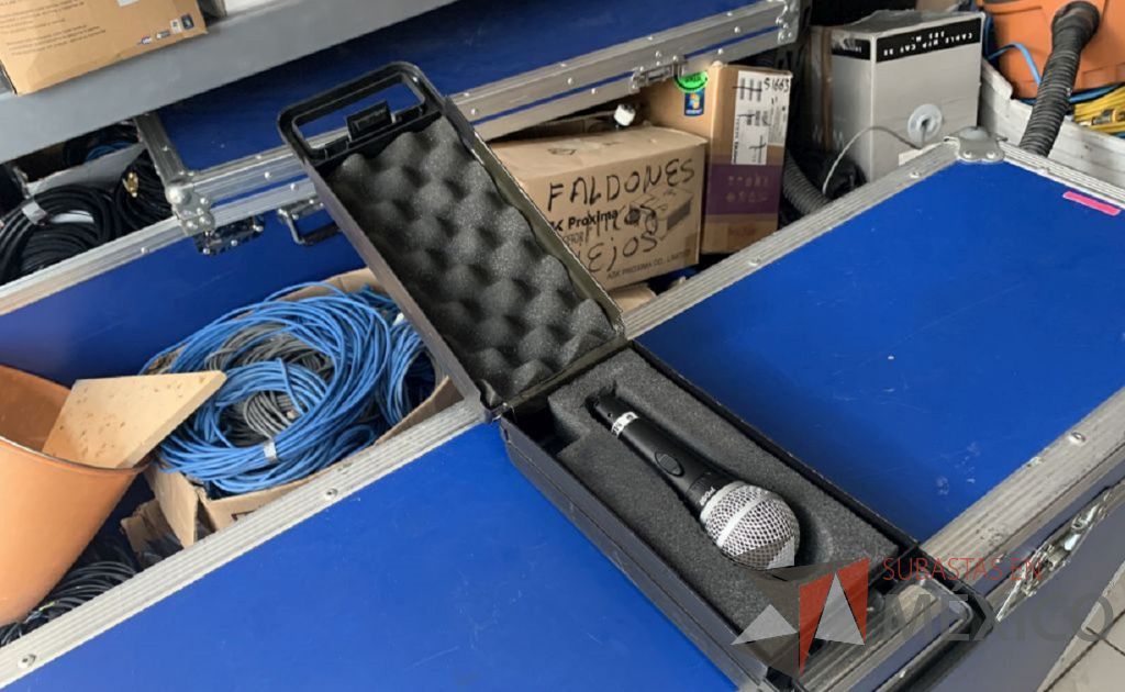 Lote 041 - 4 Micrófonos alambricos Shure con estuche individual de plástico; 4 cables Cánon genéricos de 2.00m - Imagen 5