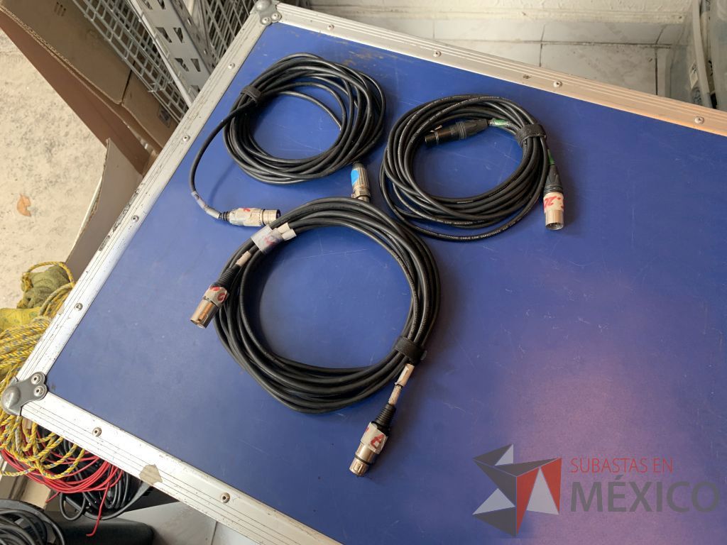 Lote 041 - 4 Micrófonos alambricos Shure con estuche individual de plástico; 4 cables Cánon genéricos de 2.00m - Imagen 8