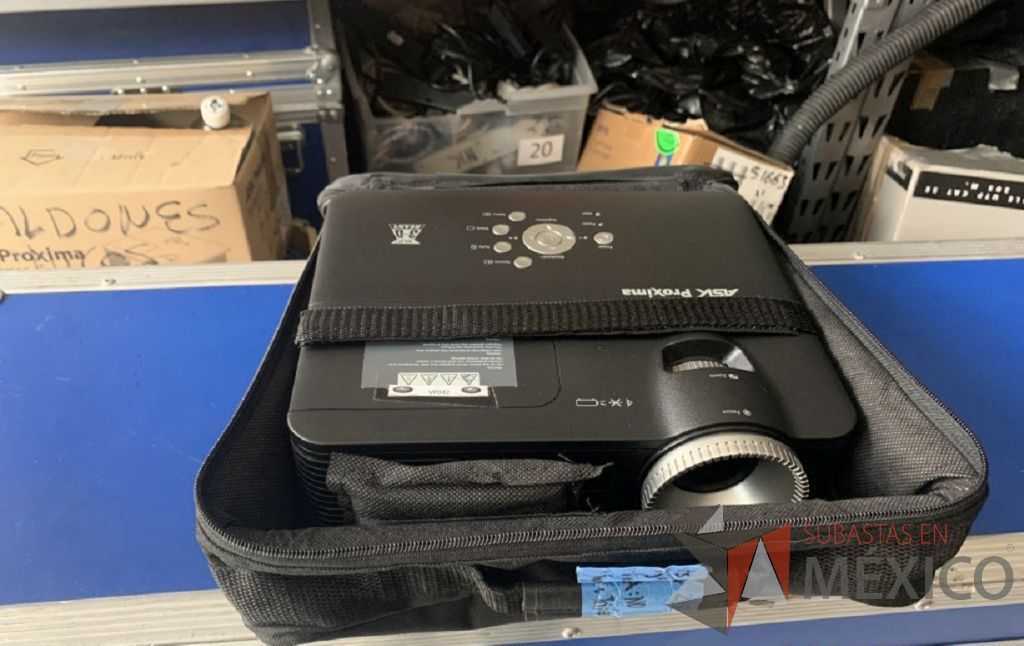 Lote 023 - Video proyector de 2600 ANSI lumens con maletín, Pantalla de tripié de 2.13m y 1 Cable VGA genérico de 18m. - Imagen 2