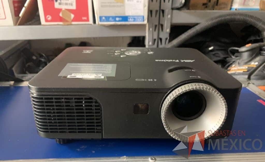 Lote 023 - Video proyector de 2600 ANSI lumens con maletín, Pantalla de tripié de 2.13m y 1 Cable VGA genérico de 18m.
