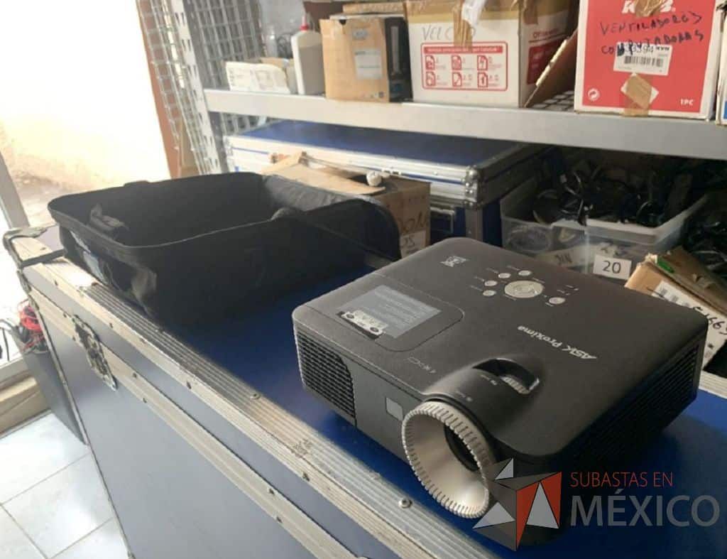 Lote 023 - Video proyector de 2600 ANSI lumens con maletín, Pantalla de tripié de 2.13m y 1 Cable VGA genérico de 18m. - Imagen 4