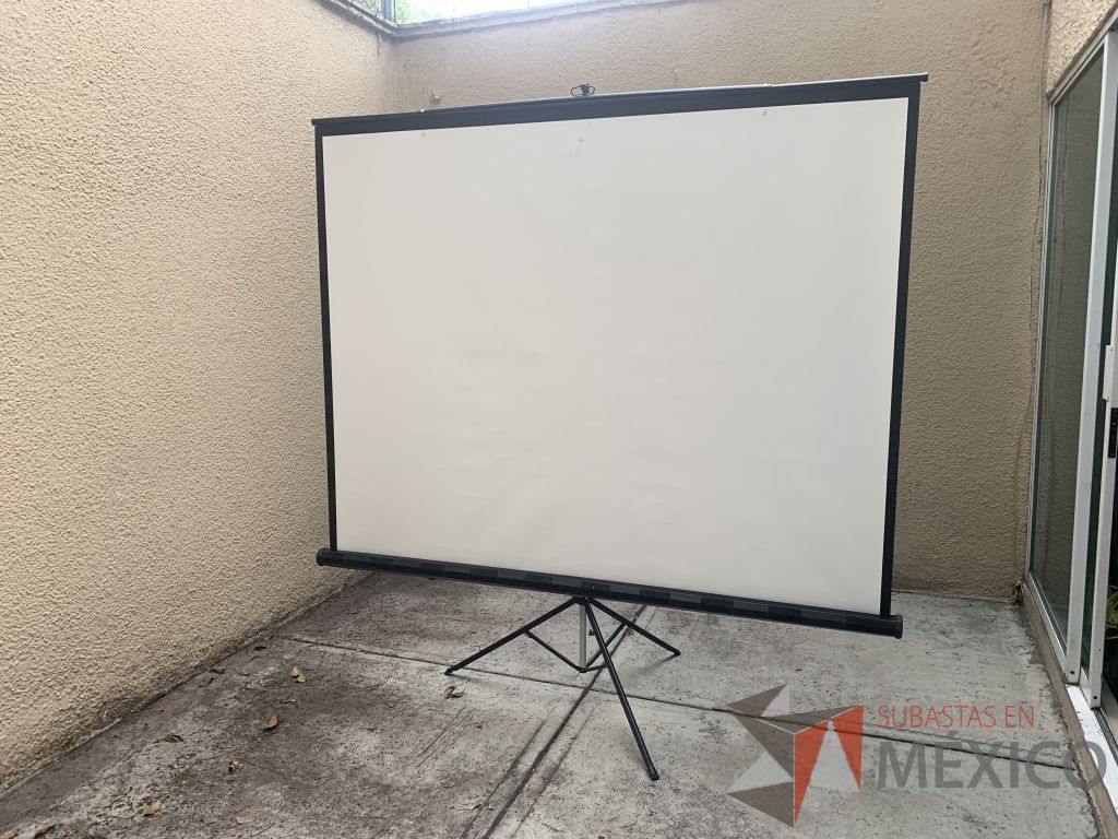 Lote 023 - Video proyector de 2600 ANSI lumens con maletín, Pantalla de tripié de 2.13m y 1 Cable VGA genérico de 18m. - Imagen 6