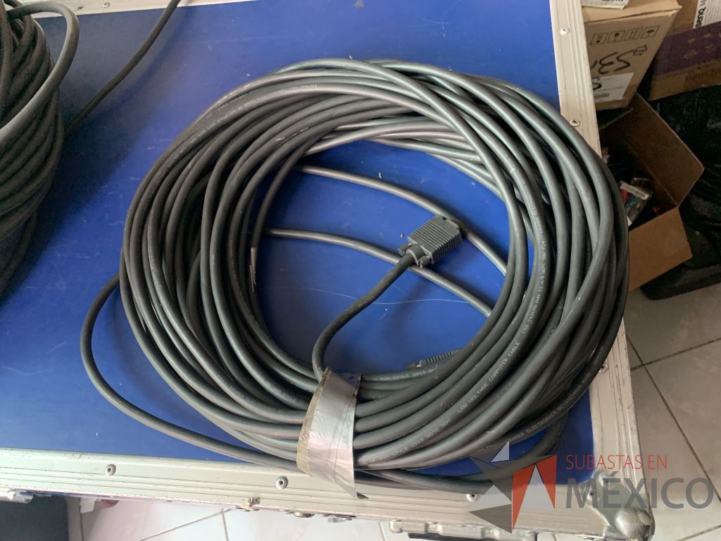 Lote 023 - Video proyector de 2600 ANSI lumens con maletín, Pantalla de tripié de 2.13m y 1 Cable VGA genérico de 18m. - Imagen 9