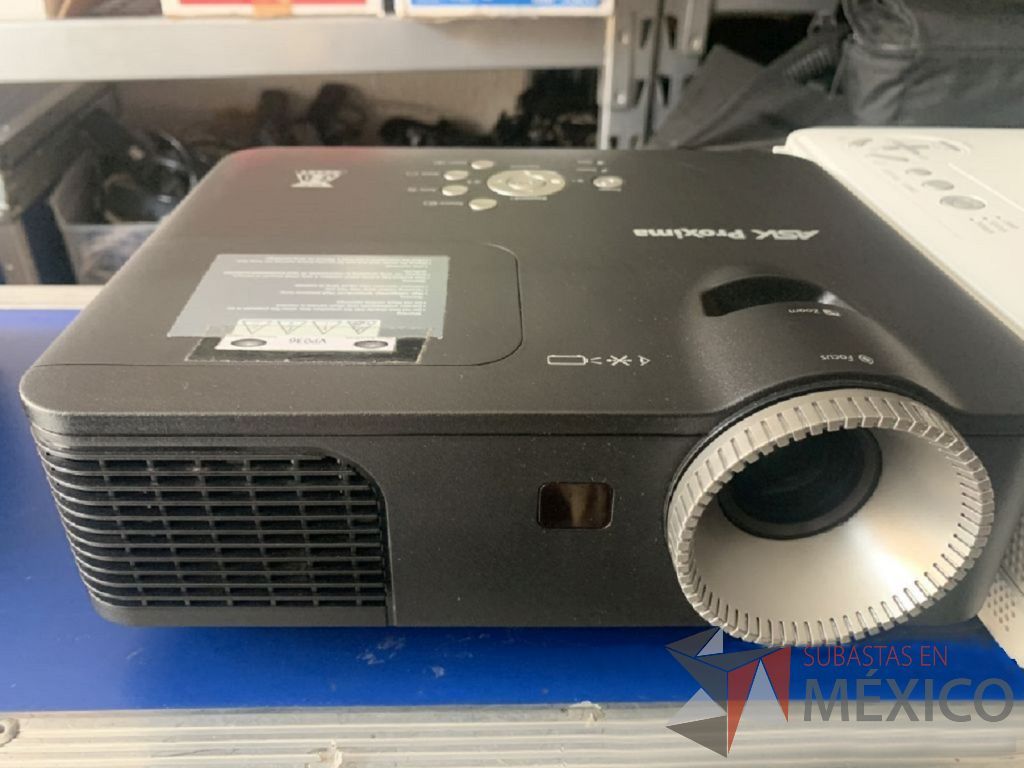 Lote 007 - Video proyector de 2600 ANSI lumens con Case cable genérico VGA de 15m y Pantalla de tripié de 2.13 m.