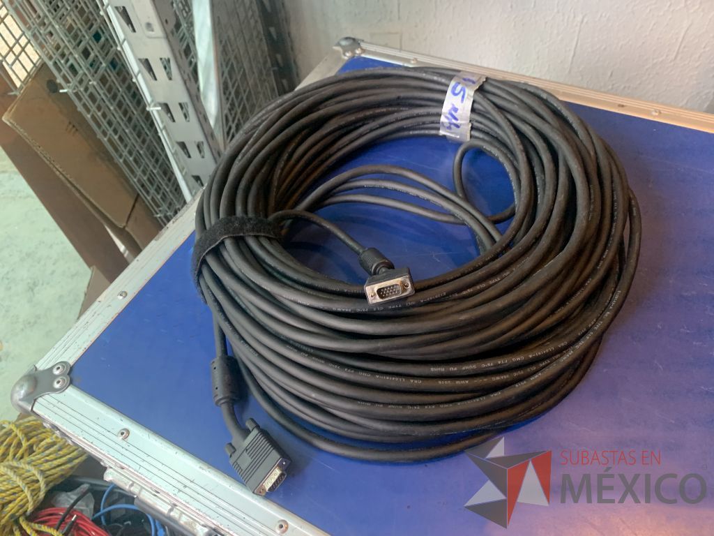 Lote 007 - Video proyector de 2600 ANSI lumens con Case cable genérico VGA de 15m y Pantalla de tripié de 2.13 m. - Imagen 8