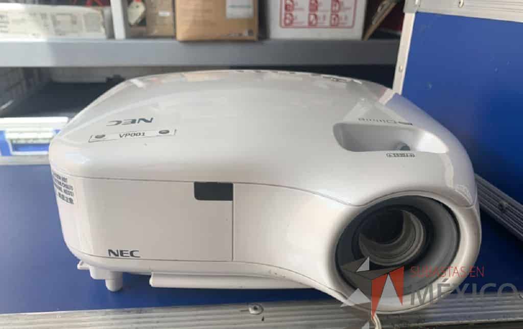 Lote 024 - Video proyector NEC de 2500 ANSI lumens con Case, cable genérico VGA de 15m y Pantalla de tripié de 2.13 m