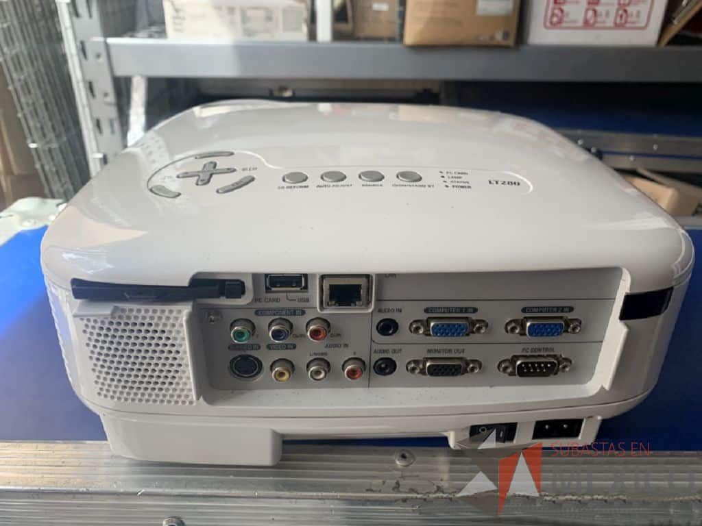 Lote 024 - Video proyector NEC de 2500 ANSI lumens con Case, cable genérico VGA de 15m y Pantalla de tripié de 2.13 m - Imagen 3