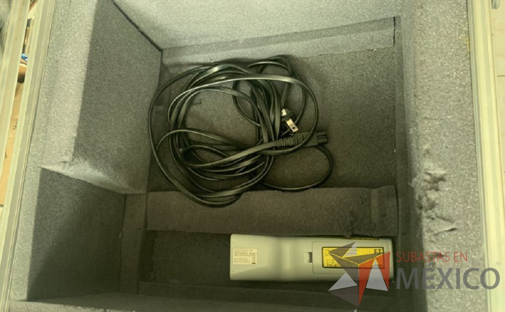 Lote 024 - Video proyector NEC de 2500 ANSI lumens con Case, cable genérico VGA de 15m y Pantalla de tripié de 2.13 m - Imagen 4