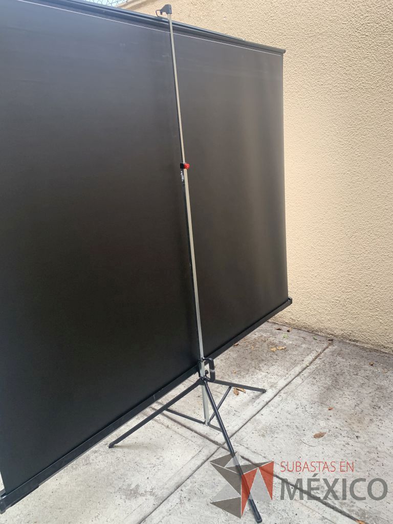 Lote 024 - Video proyector NEC de 2500 ANSI lumens con Case, cable genérico VGA de 15m y Pantalla de tripié de 2.13 m - Imagen 7