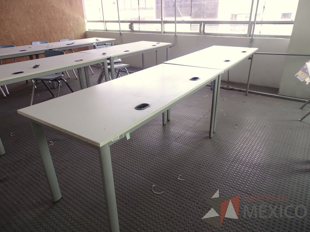 Lote 002 - Mesa de trabajo para 2 personas y 2 Sillas fijas con mecanismo de nivelación