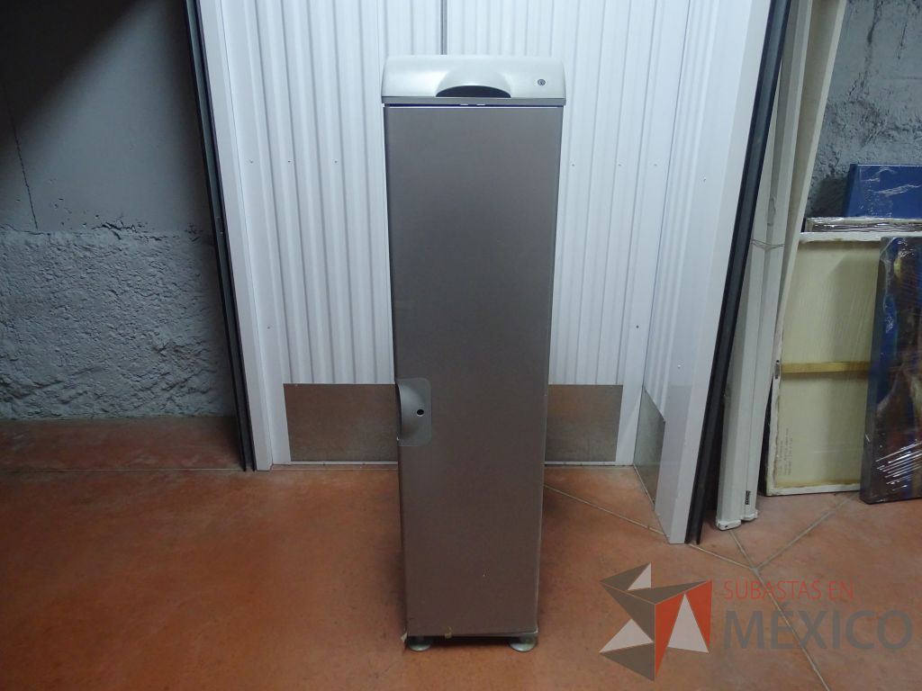Lote 011 - Gabinete metálica con puerta y 3 entrepaños color gris - Imagen 5