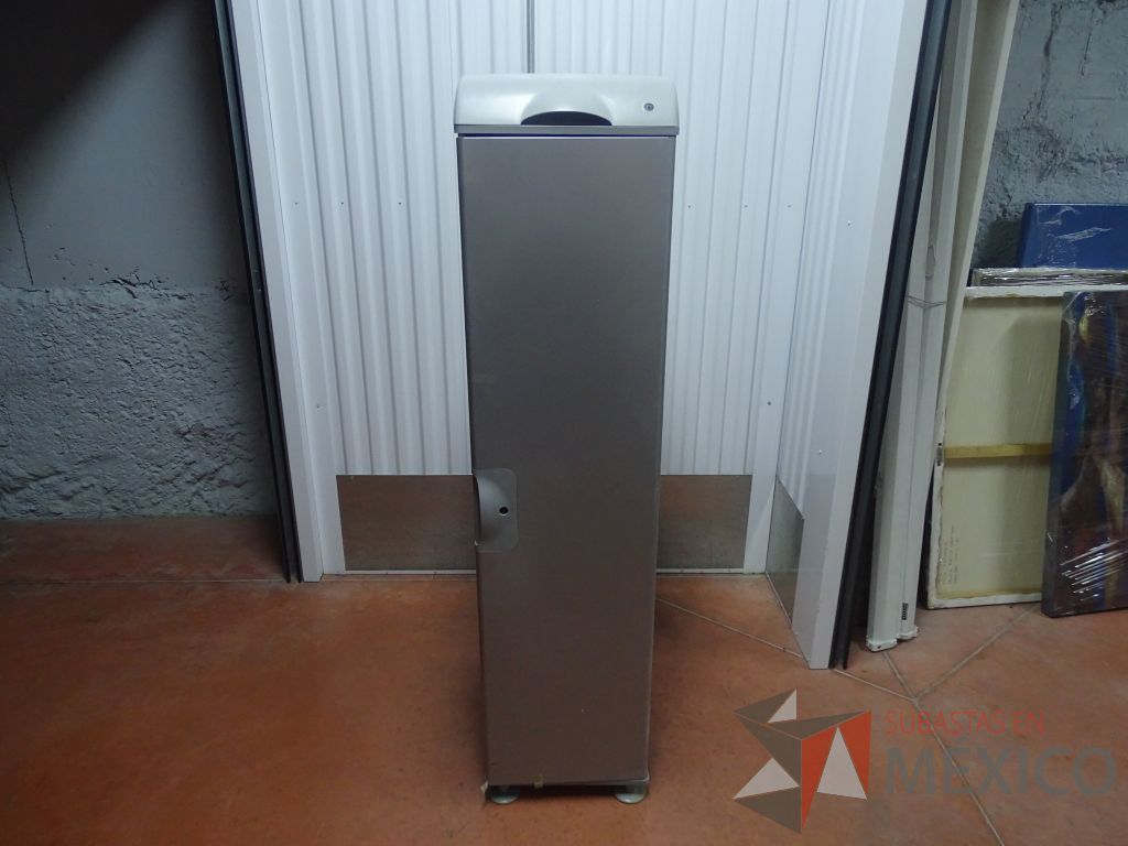 Lote 011 - Gabinete metálica con puerta y 3 entrepaños color gris