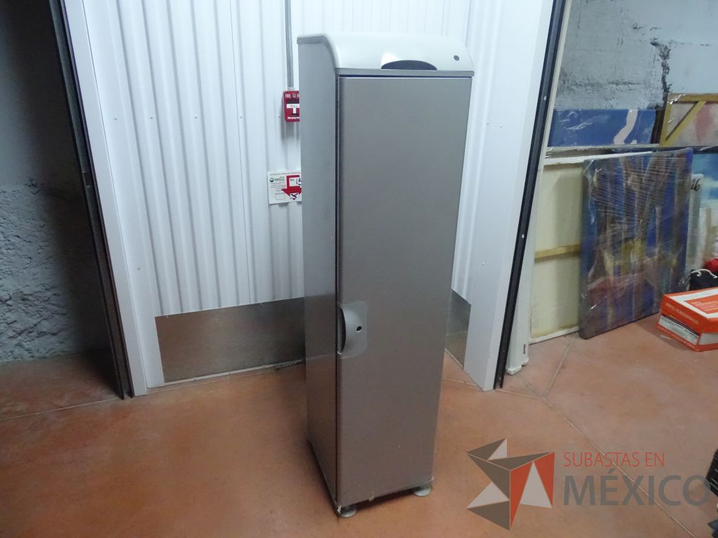 Lote 011 - Gabinete metálica con puerta y 3 entrepaños color gris - Imagen 6