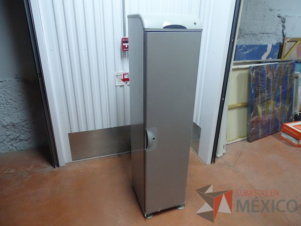 Lote 011 - Gabinete metálica con puerta y 3 entrepaños color gris - Imagen 7