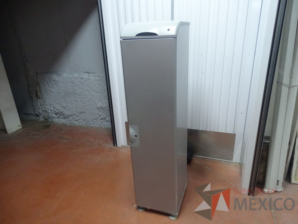 Lote 011 - Gabinete metálica con puerta y 3 entrepaños color gris - Imagen 9