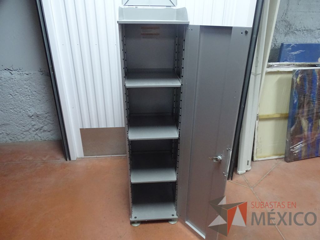 Lote 011 - Gabinete metálica con puerta y 3 entrepaños color gris - Imagen 10