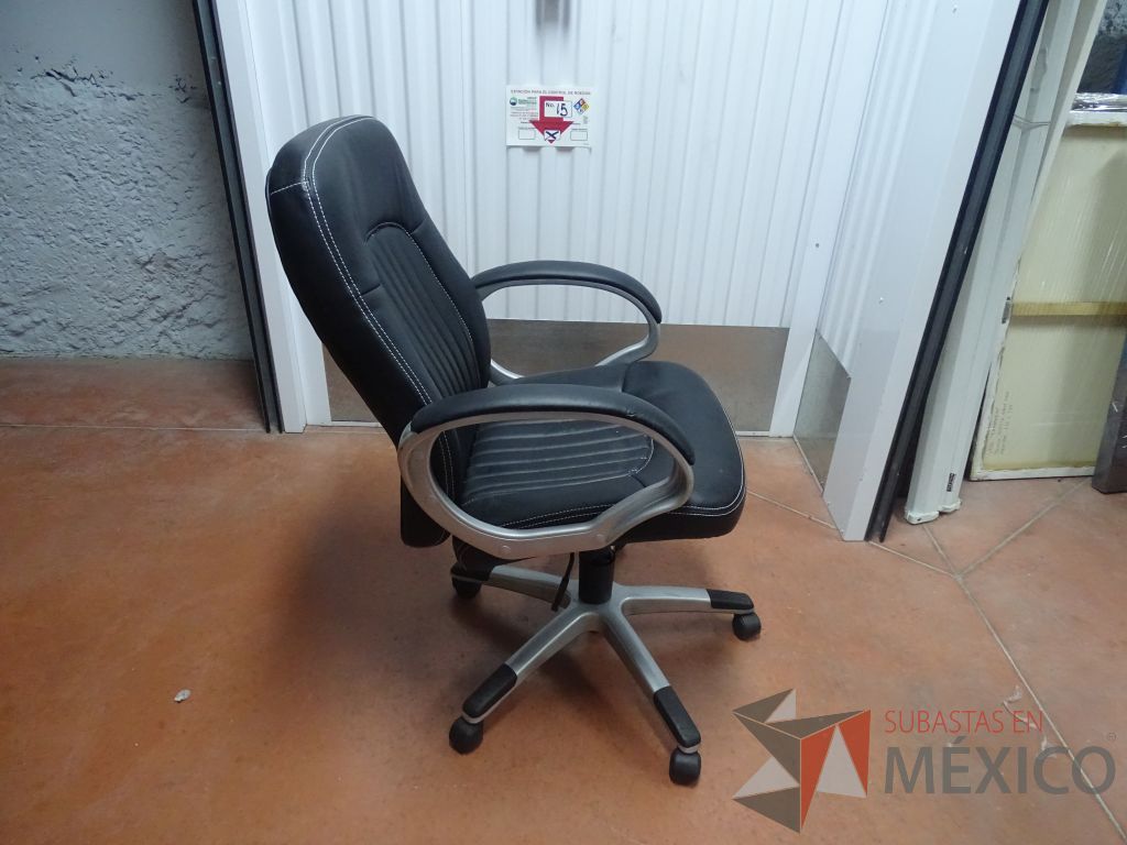 Lote 010 - Silla operativa con ruedas color negro - Imagen 4