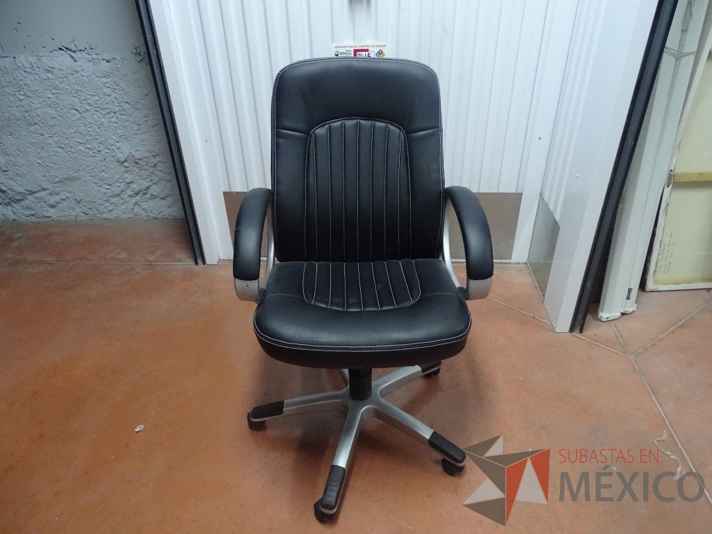 Lote 010 - Silla operativa con ruedas color negro - Imagen 5