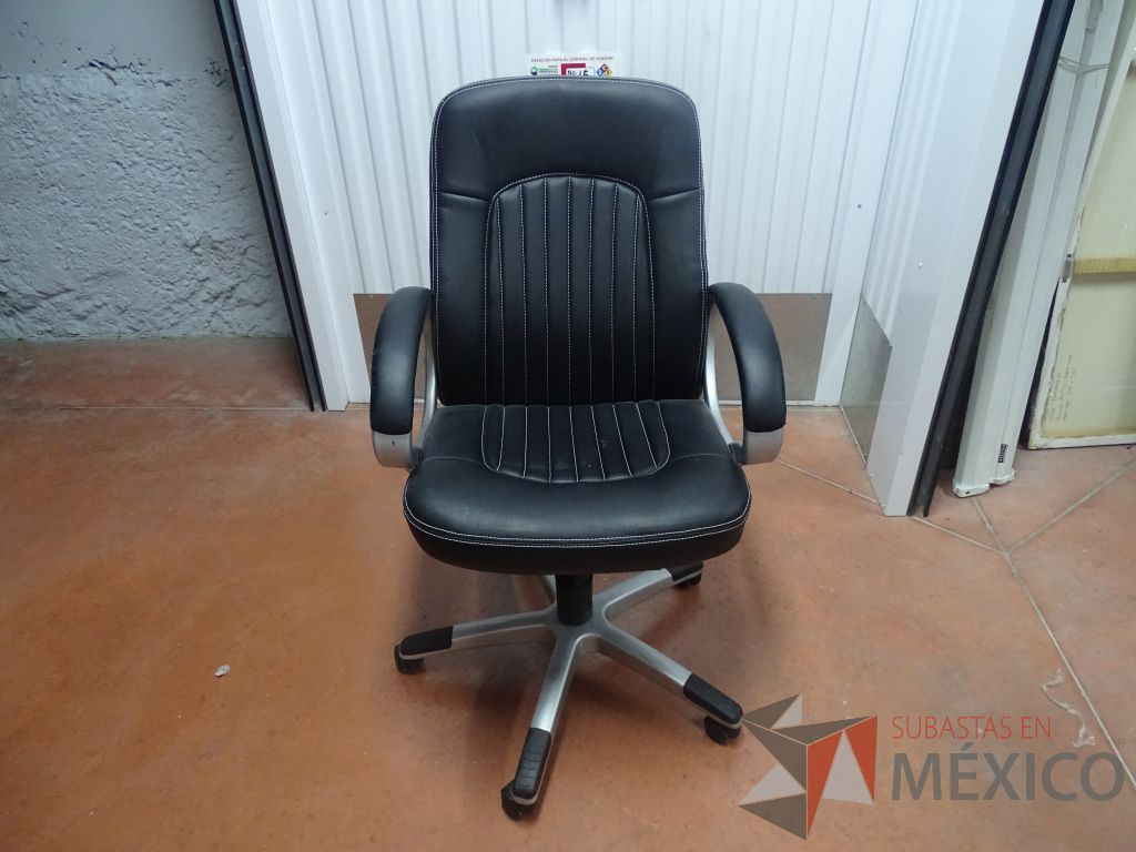 Lote 010 - Silla operativa con ruedas color negro