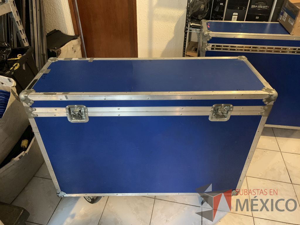 Lote 026 - Case profesional para protección pantallas, con manijas, chapas y ruedas. De 117x42x78 cm. - Imagen 3