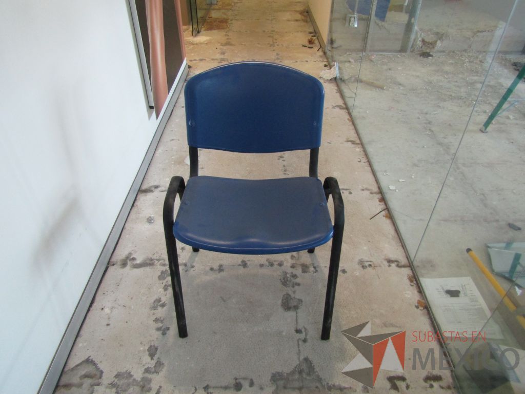 Lote 034 - 5 Sillas de visita con 4 patas metálicas con asiento y respaldo liso color azul