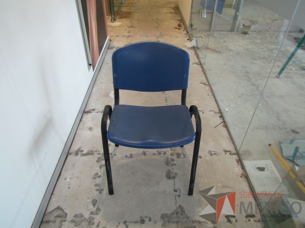 Lote 034 - 5 Sillas de visita con 4 patas metálicas con asiento y respaldo liso color azul - Imagen 3