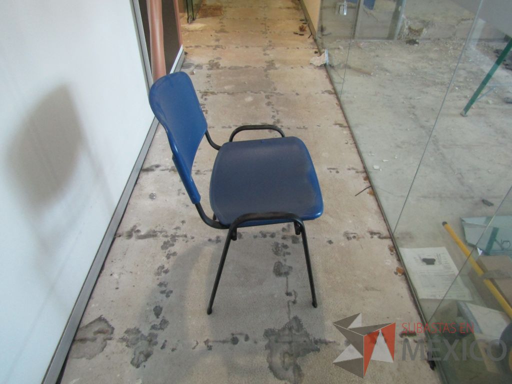 Lote 034 - 5 Sillas de visita con 4 patas metálicas con asiento y respaldo liso color azul - Imagen 4