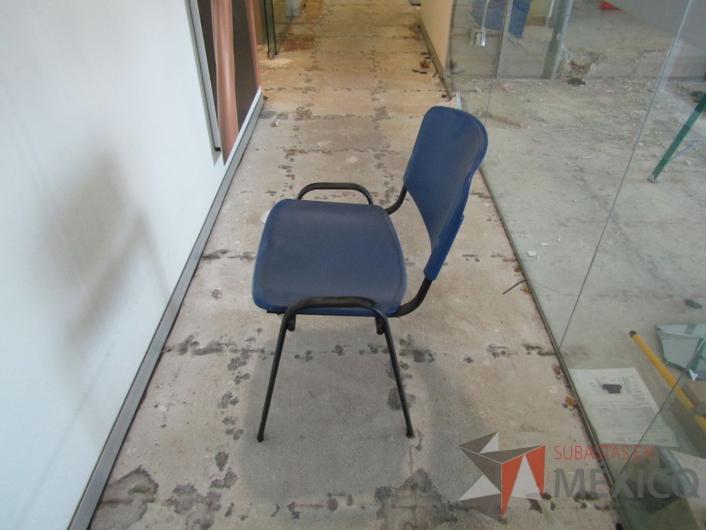 Lote 034 - 5 Sillas de visita con 4 patas metálicas con asiento y respaldo liso color azul - Imagen 9
