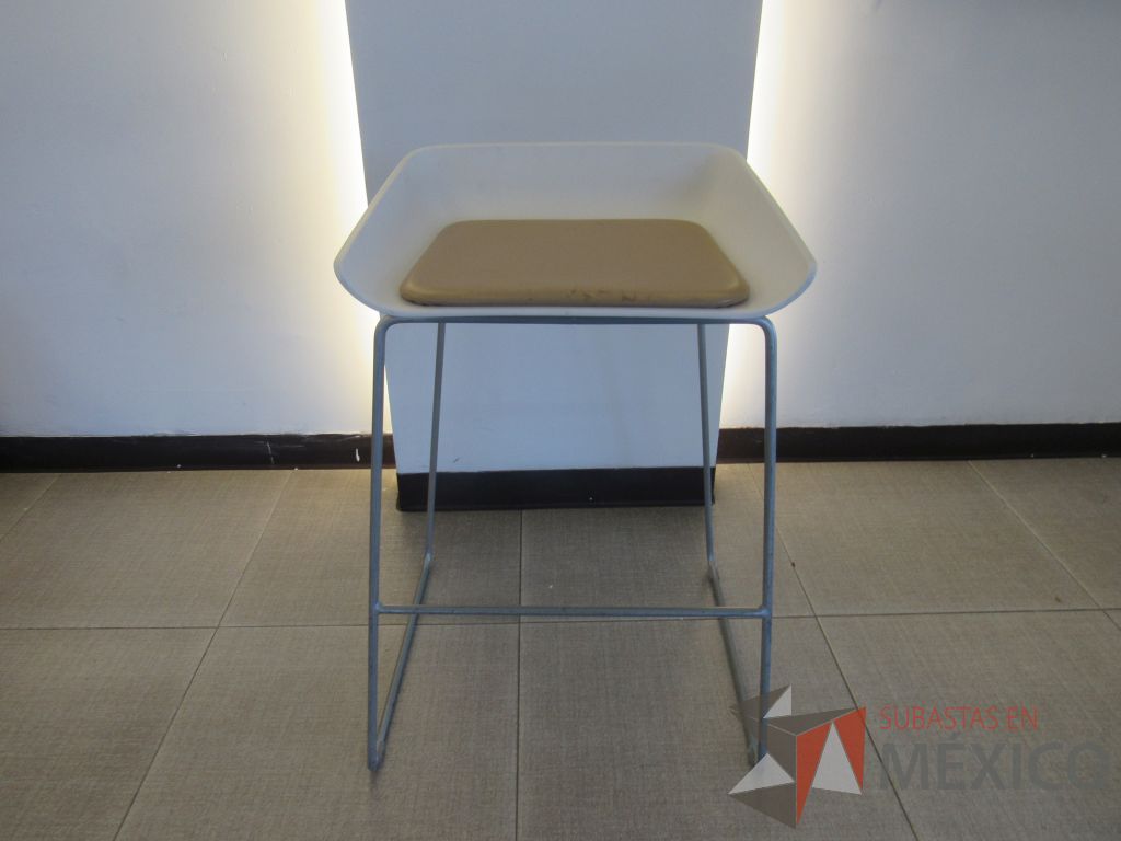 Lote 075 - 5 bancos altos con base metálica, descansa pies, asiento liso color blanco y cojín tipo piel - Imagen 3
