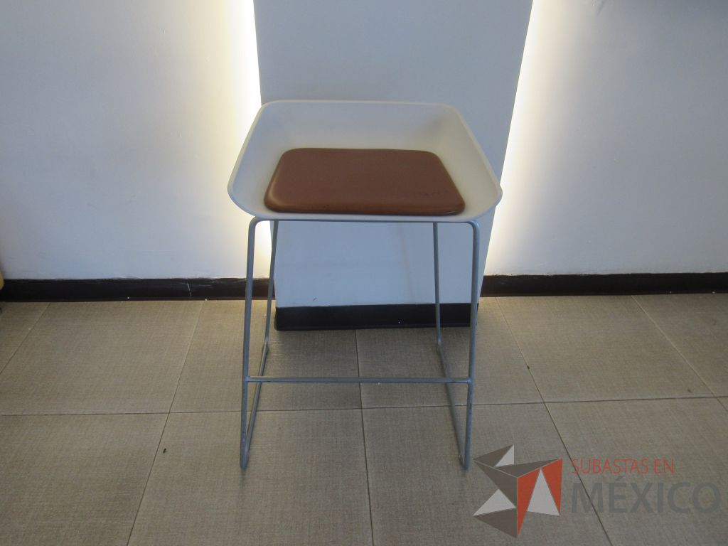 Lote 075 - 5 bancos altos con base metálica, descansa pies, asiento liso color blanco y cojín tipo piel