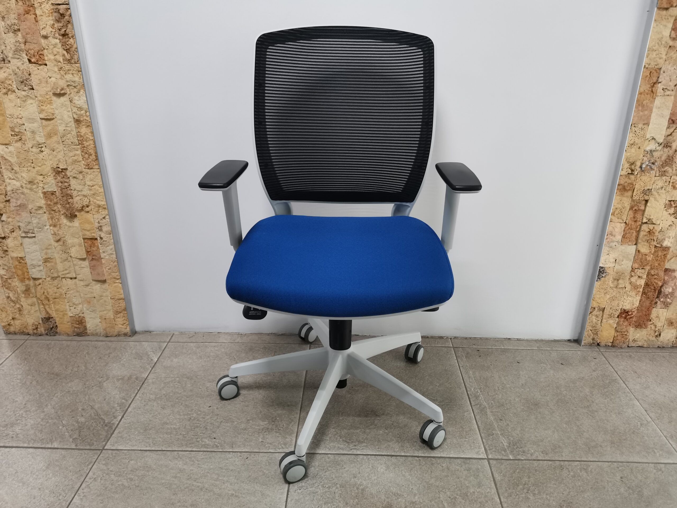 Lote 019 - 4 Sillas ejecutivas con ruedas, estructura gris, respaldo en malla negra y asiento en tela azul