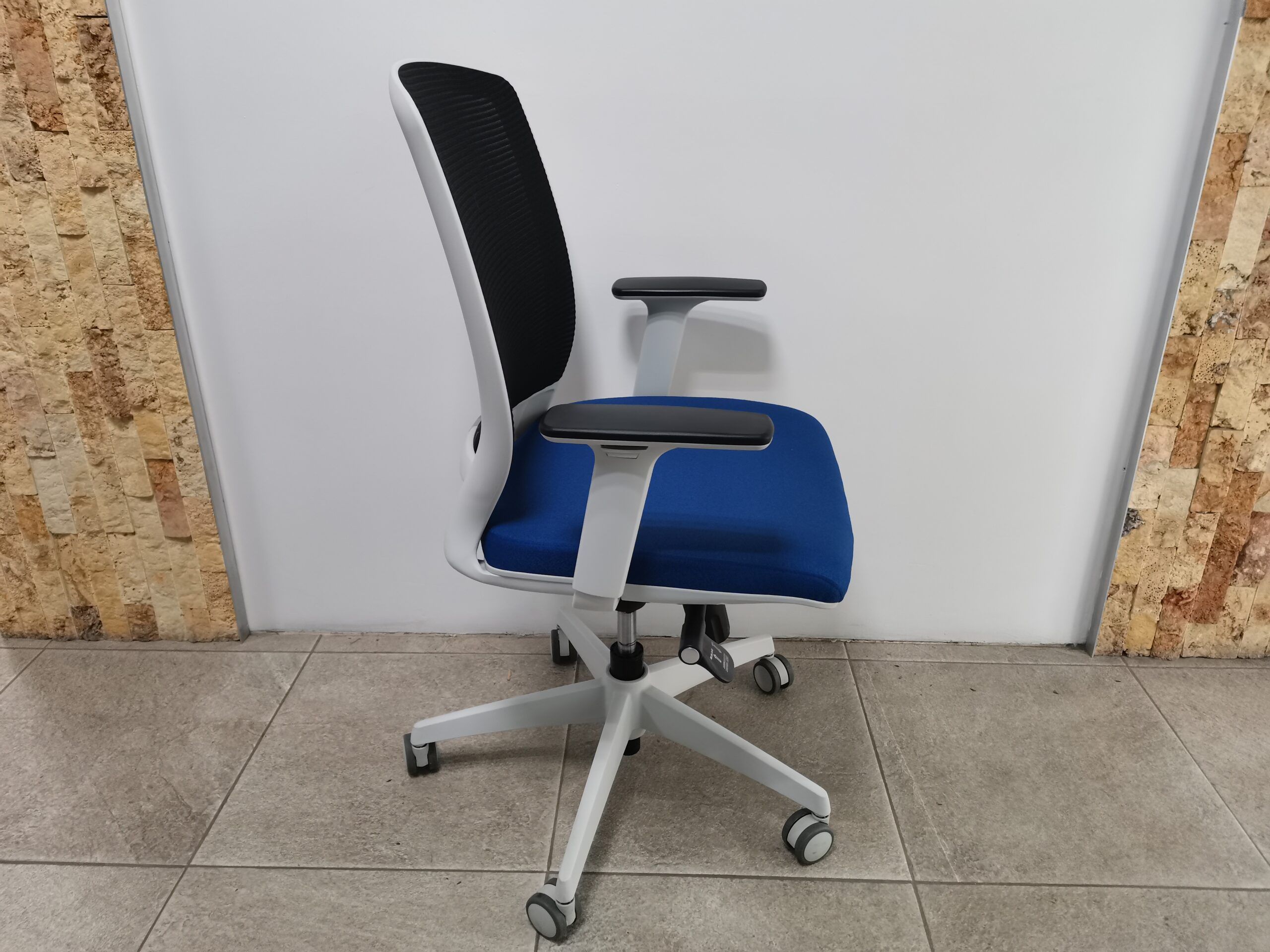 Lote 019 - 4 Sillas ejecutivas con ruedas, estructura gris, respaldo en malla negra y asiento en tela azul - Imagen 2