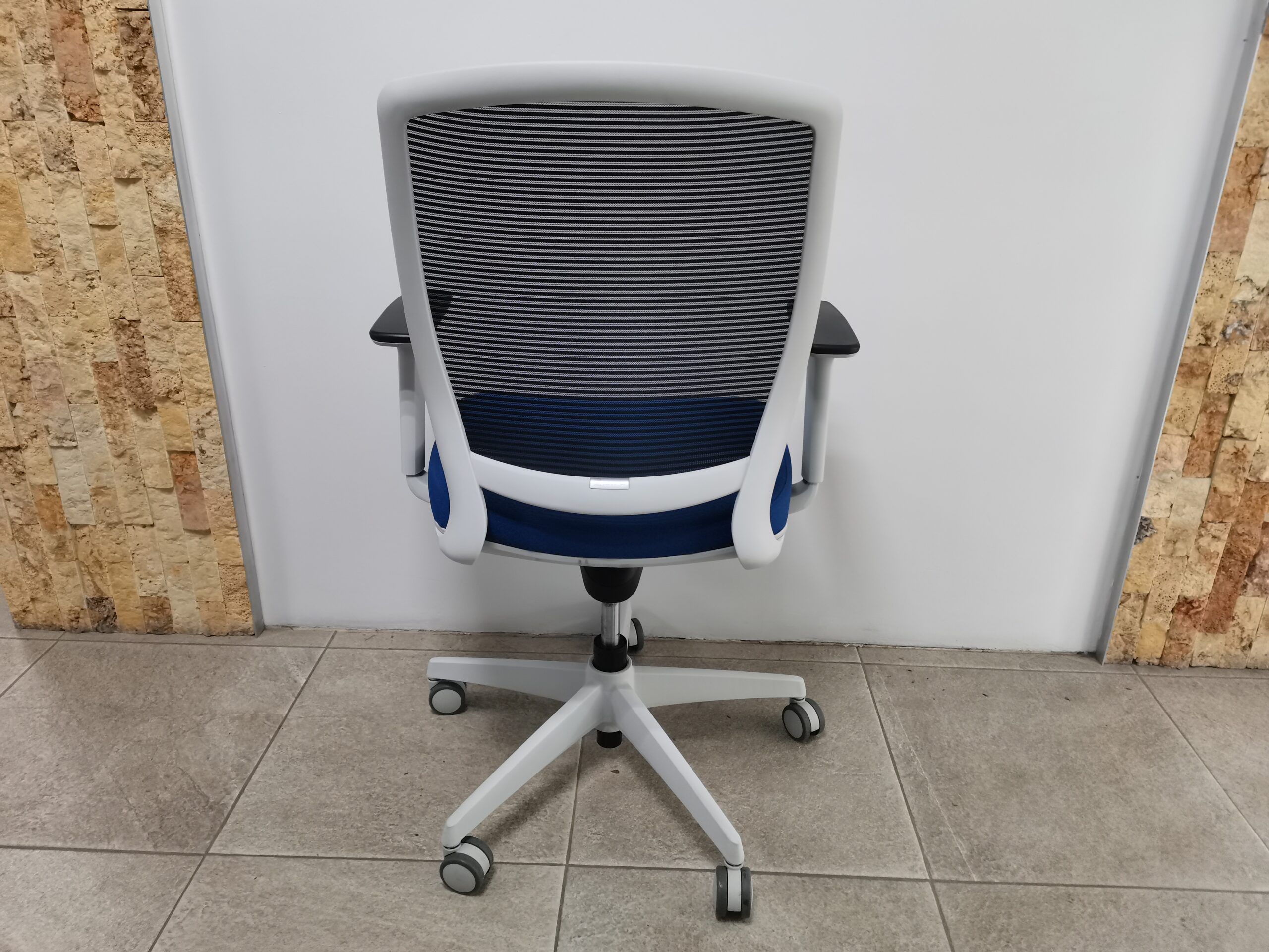 Lote 019 - 4 Sillas ejecutivas con ruedas, estructura gris, respaldo en malla negra y asiento en tela azul - Imagen 3