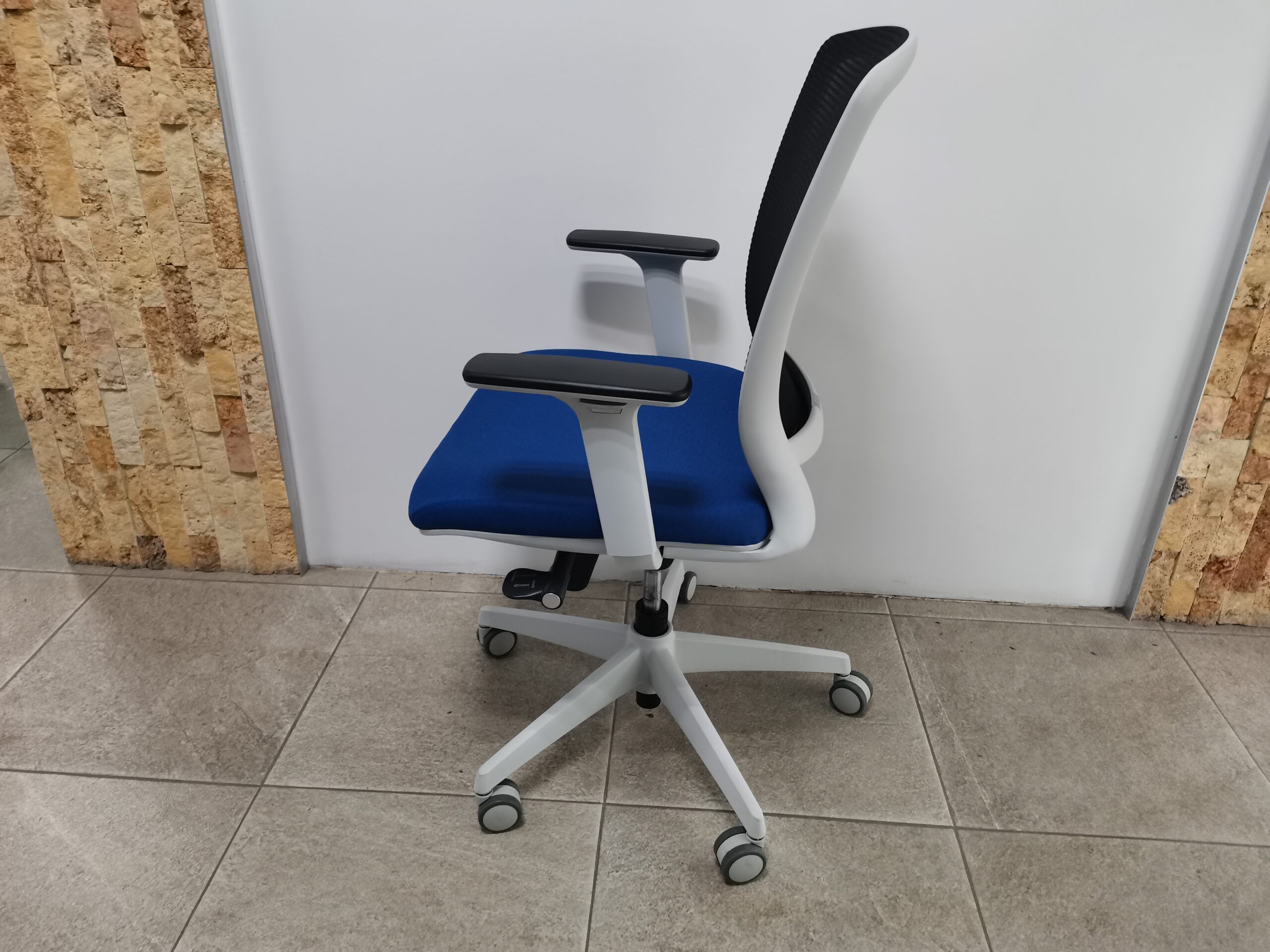 Lote 019 - 4 Sillas ejecutivas con ruedas, estructura gris, respaldo en malla negra y asiento en tela azul - Imagen 4