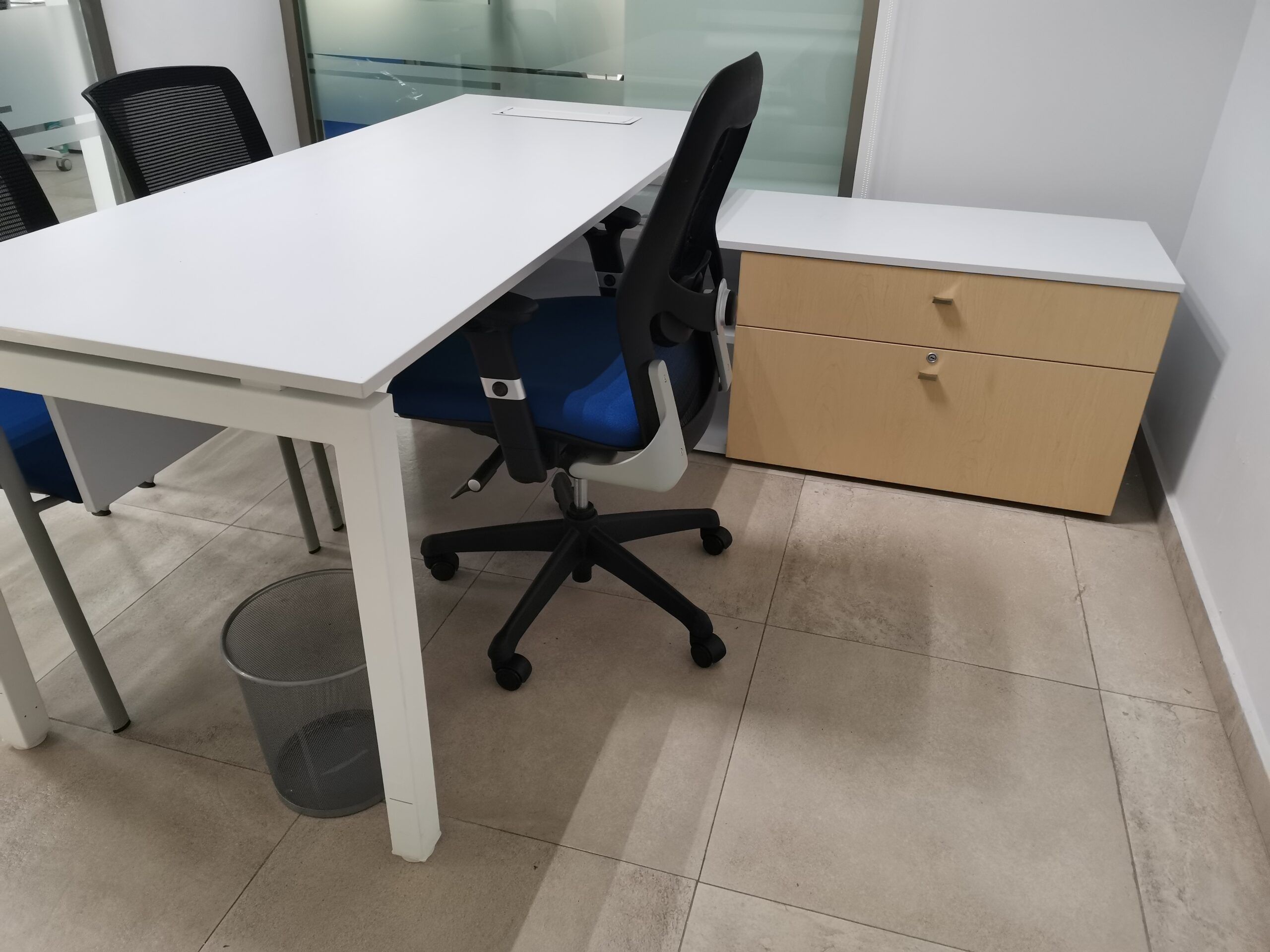 Lote 004 - Escritorio en escuadra izquierdo, cubierta blanca con credenza pedestal de dos cajones beige - Imagen 4