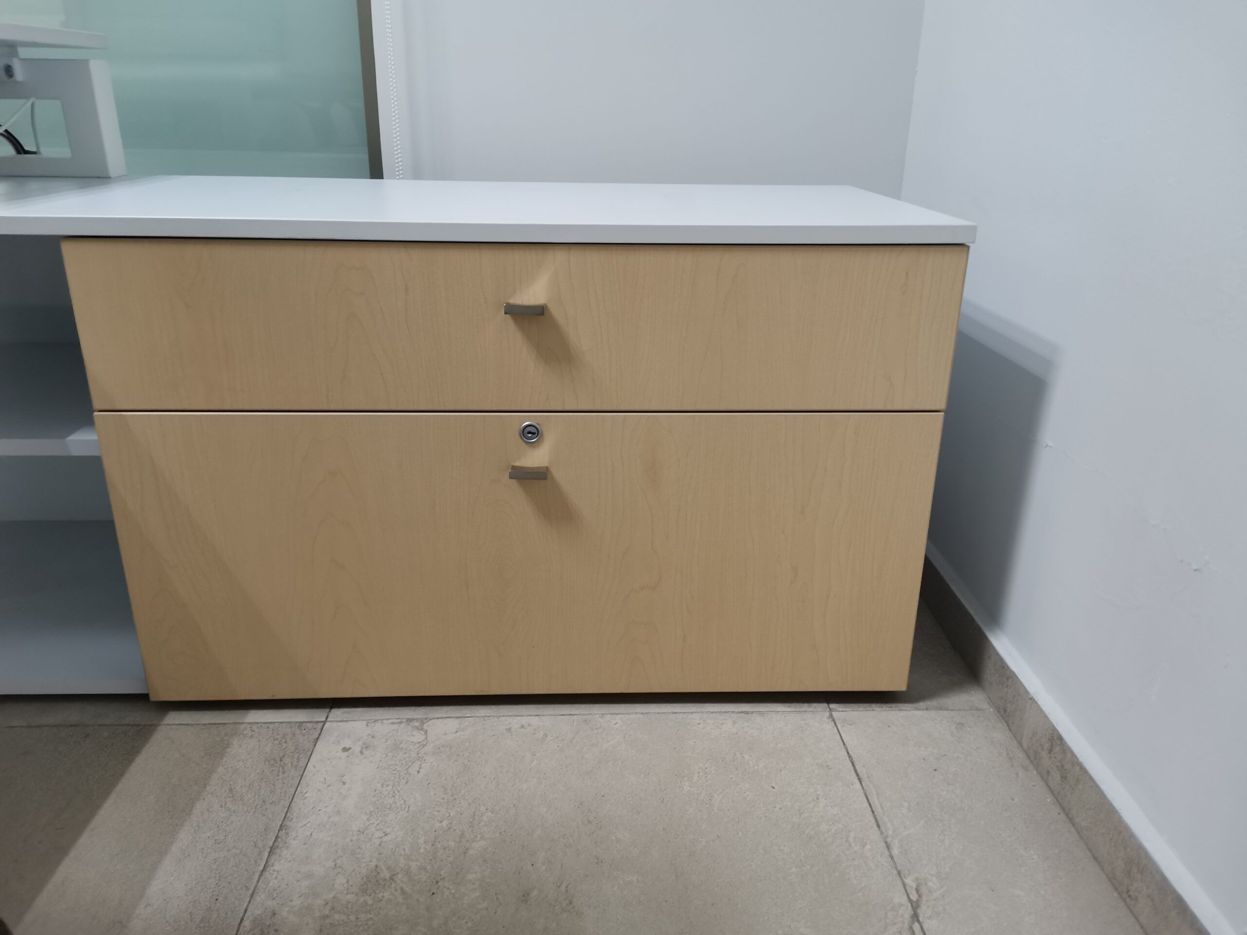 Lote 004 - Escritorio en escuadra izquierdo, cubierta blanca con credenza pedestal de dos cajones beige - Imagen 5