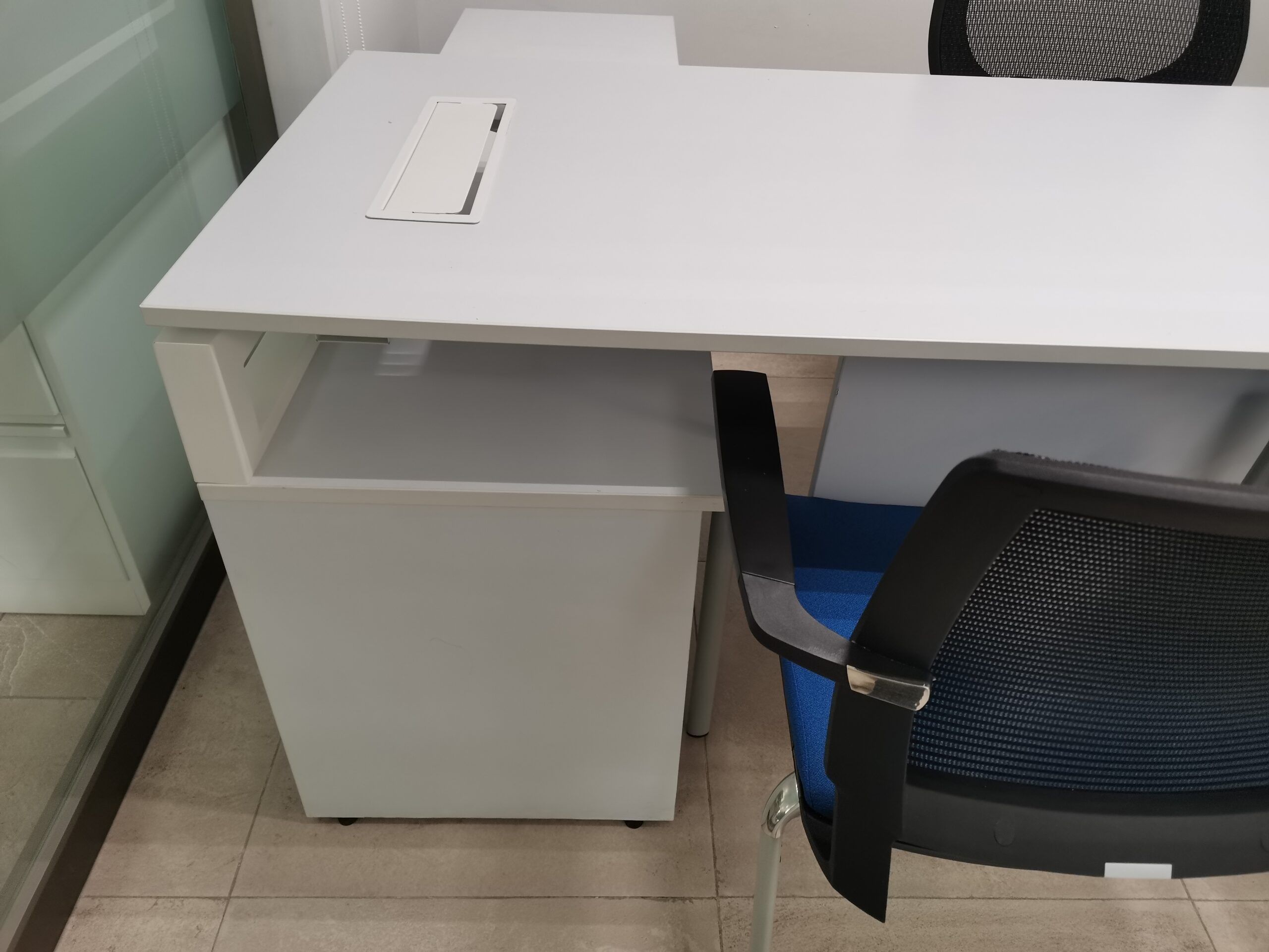 Lote 004 - Escritorio en escuadra izquierdo, cubierta blanca con credenza pedestal de dos cajones beige - Imagen 7