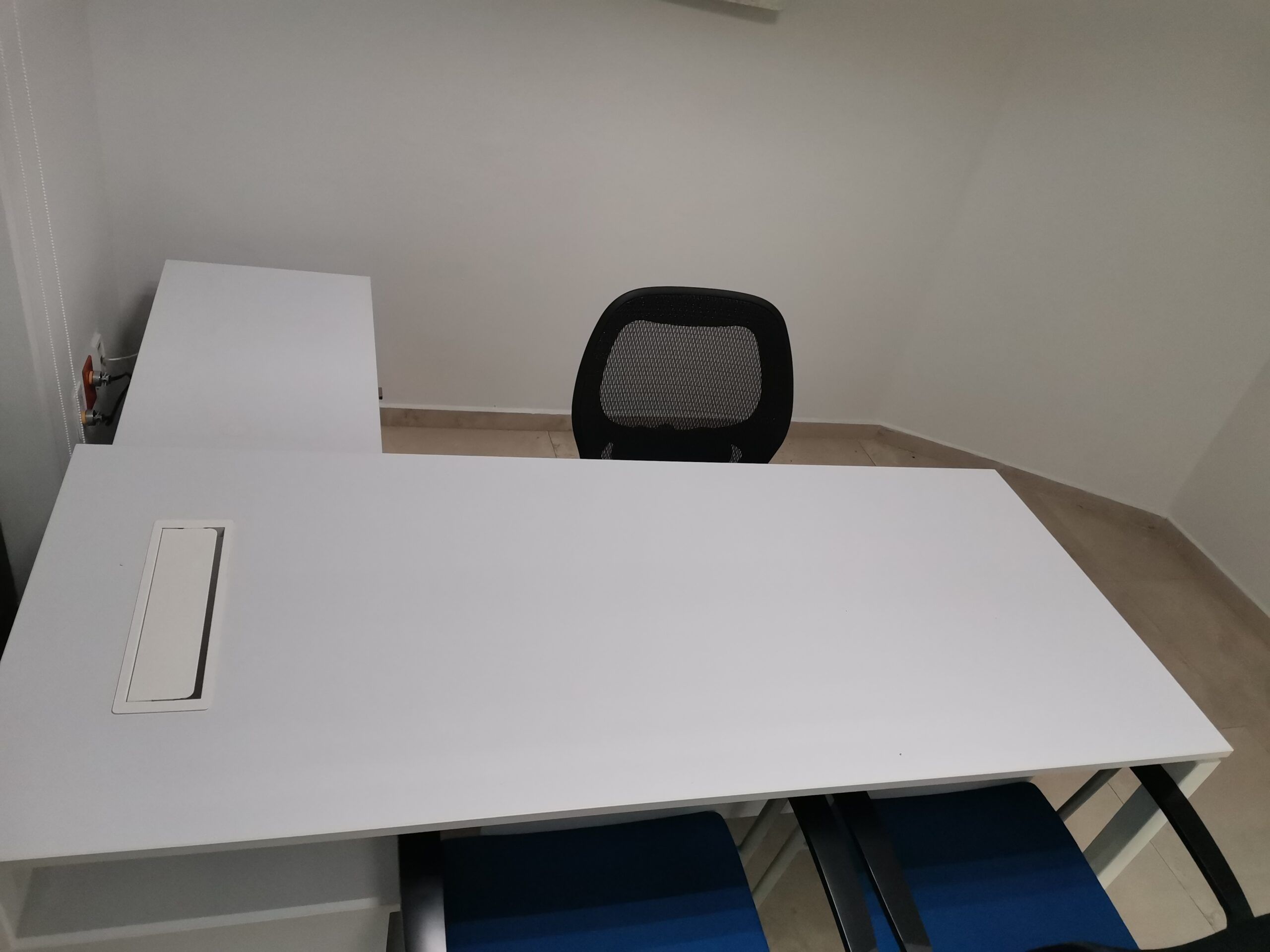 Lote 004 - Escritorio en escuadra izquierdo, cubierta blanca con credenza pedestal de dos cajones beige - Imagen 8