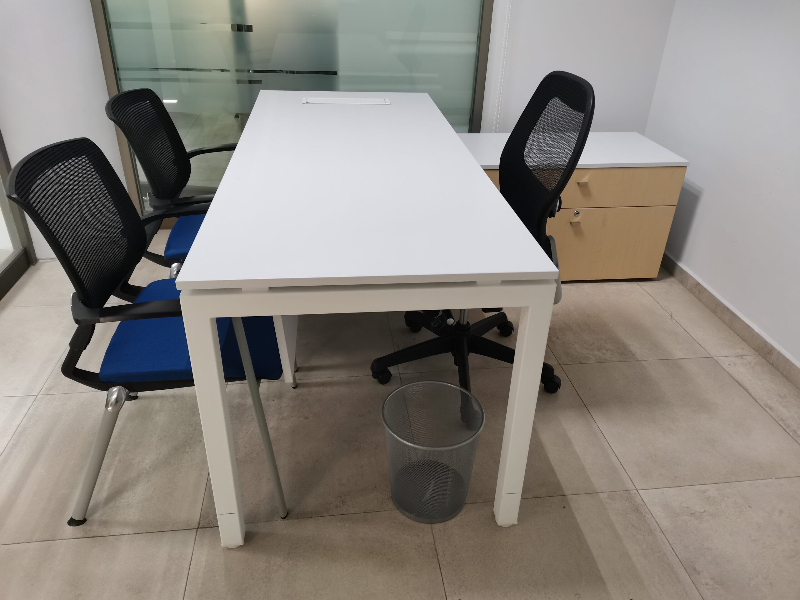 Lote 004 - Escritorio en escuadra izquierdo, cubierta blanca con credenza pedestal de dos cajones beige - Imagen 9
