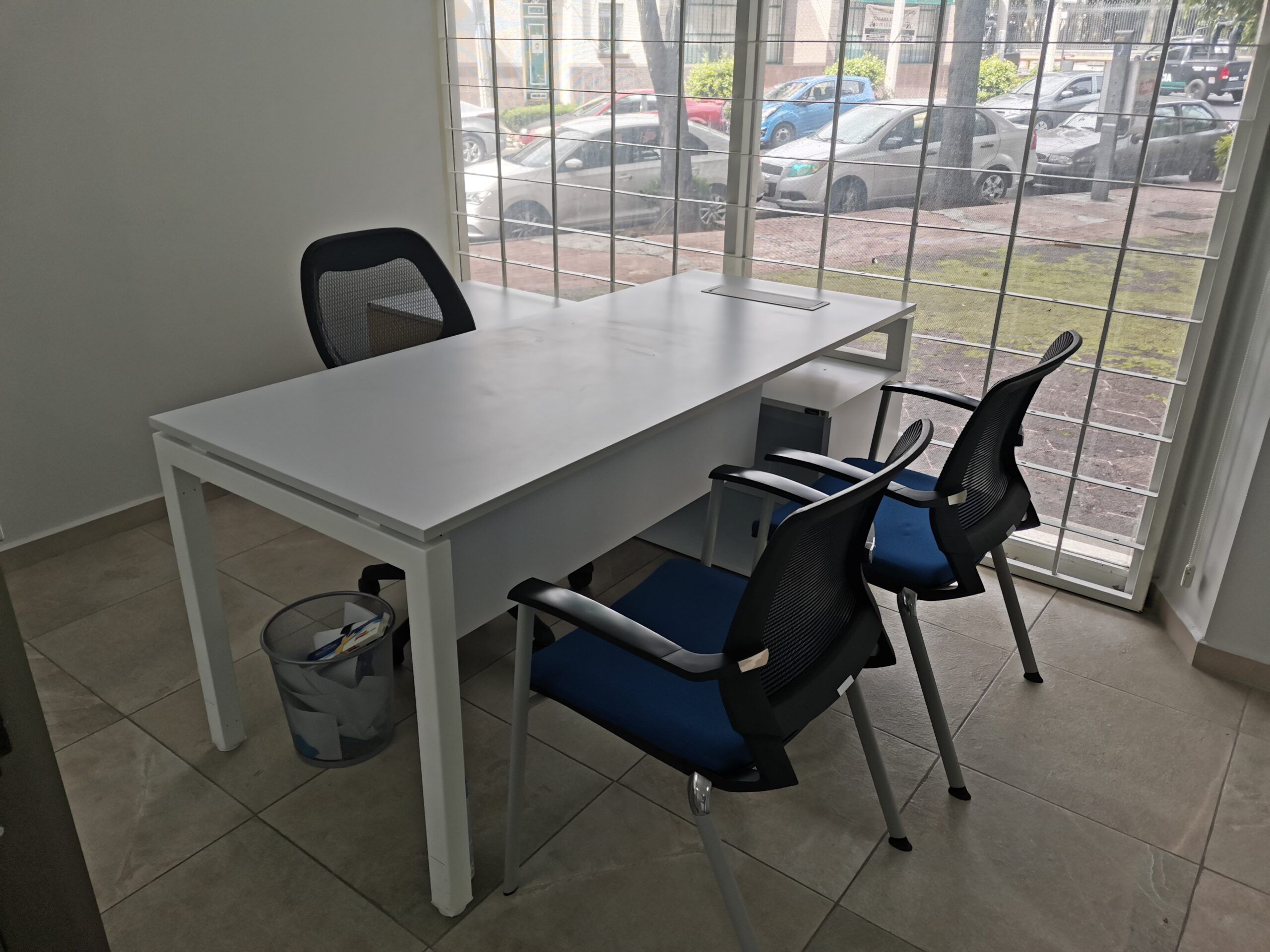 Lote 002 - Escritorio en escuadra derecho, cubierta blanca con credenza pedestal de dos cajones beige