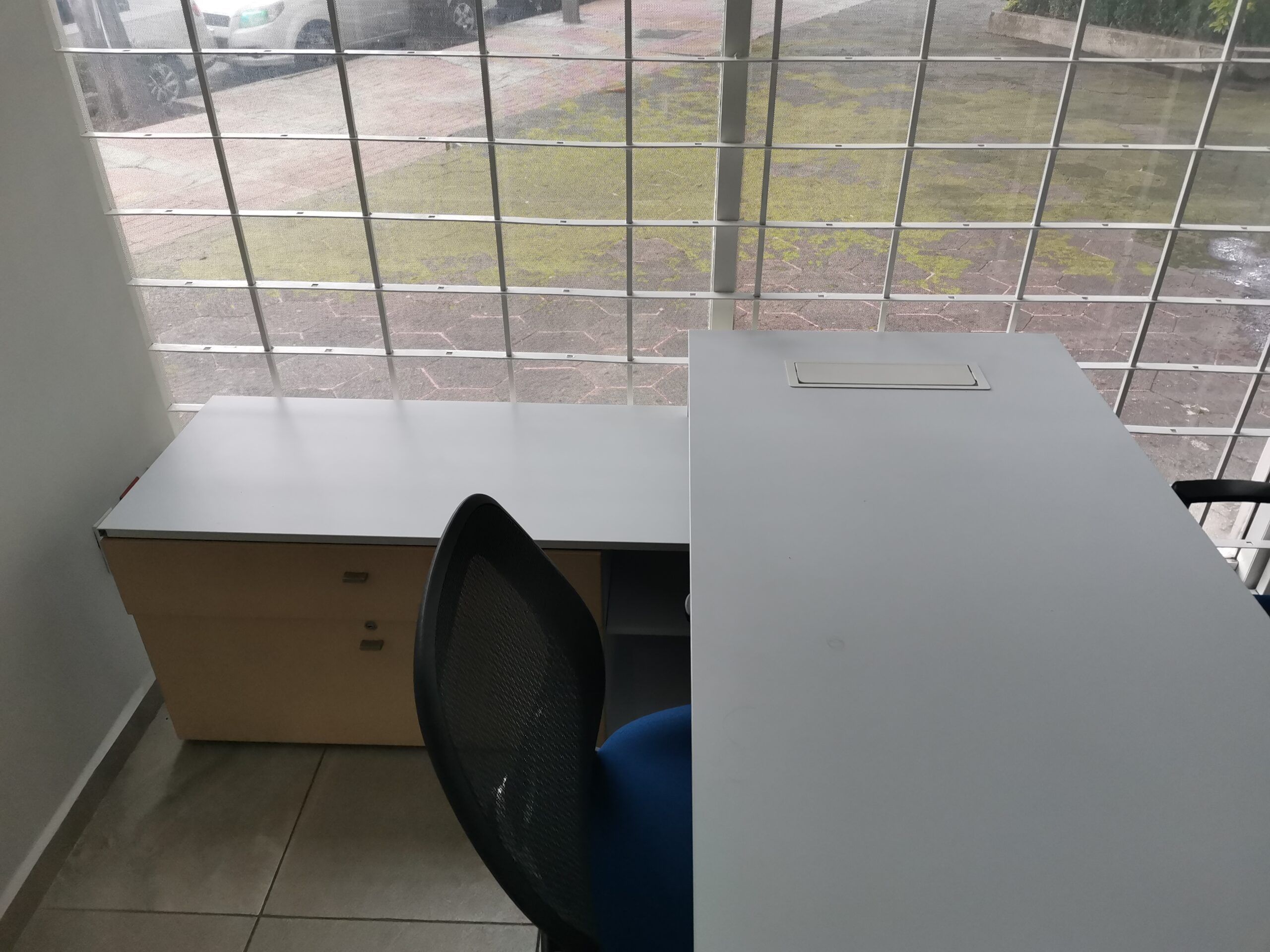 Lote 002 - Escritorio en escuadra derecho, cubierta blanca con credenza pedestal de dos cajones beige - Imagen 3
